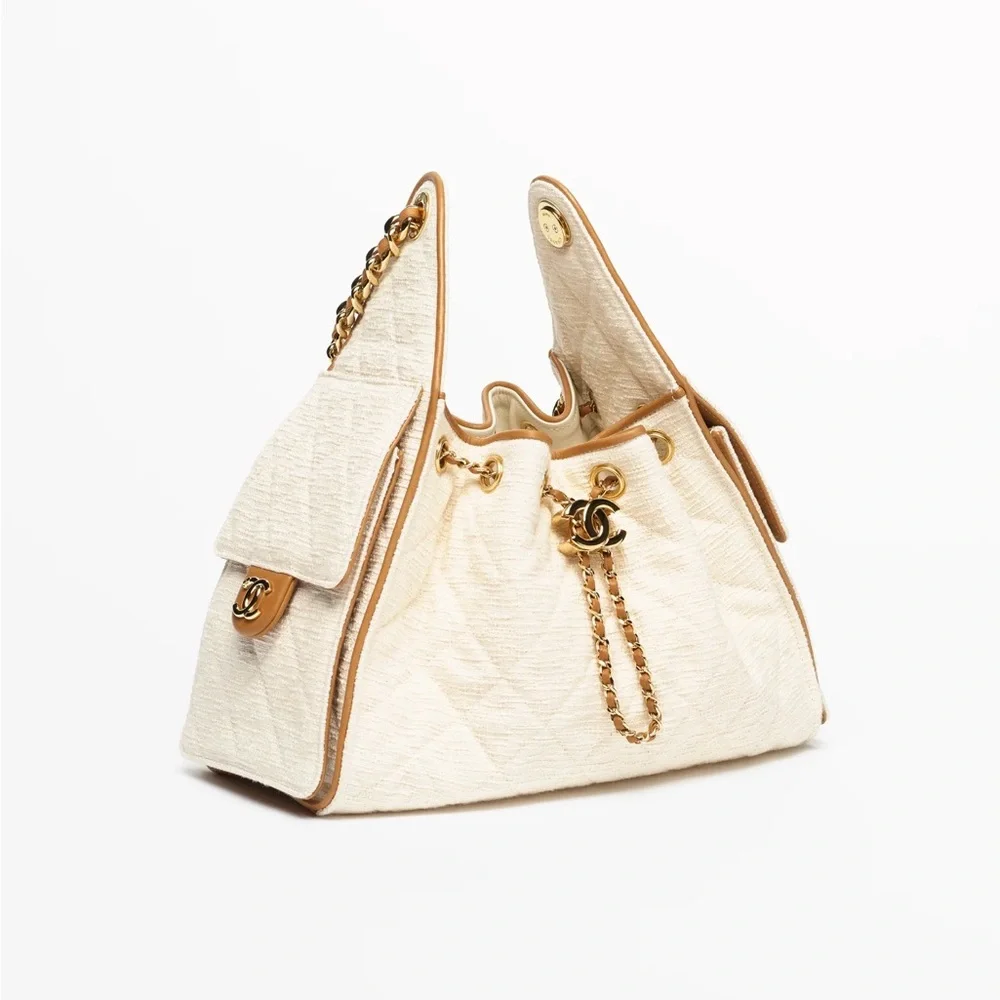 CHANEL Cream Quilted Drawstring Shoulder Bag with Gold Chain - Picture 2 of 4